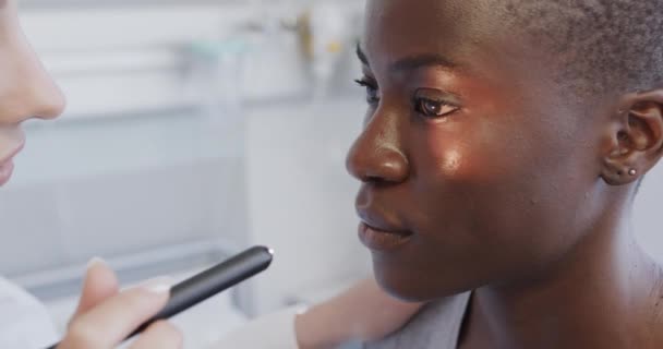 Různorodá Pacientka Usměvavá Doktorka Která Zpomaleném Záběru Kontroluje Oči Baterkou — Stock video