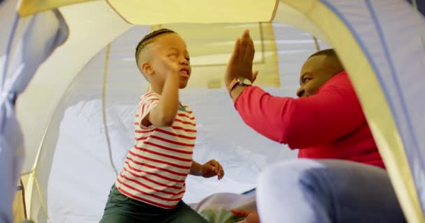 Χαρούμενος Αφρικάνος Πατέρας Και Γιος Διασκεδάζουν Και Κολλάνε Σκηνή Στον — Αρχείο Βίντεο