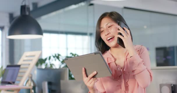 Счастливая Азиатка Бизнесвумен Пользующаяся Планшетом Разговаривающая Смартфоне Смеющаяся Офисе Замедленной — стоковое видео