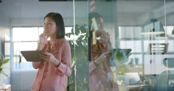 Продумана Азіатська Бізнес Леді Використовуючи Планшет Офісі Посміхається Копіює Простір — стокове відео
