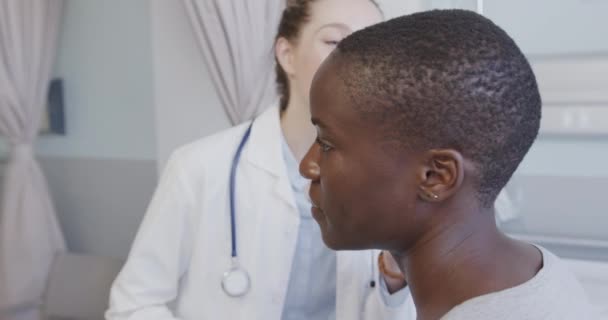 Mujer Diversa Paciente Médico Inspeccionando Oído Hospital Cámara Lenta Servicios — Vídeos de Stock