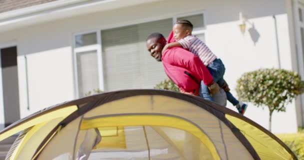 Счастливый Африканский Американец Отец Сын Играют Спине Кемпинге Солнечном Саду — стоковое видео