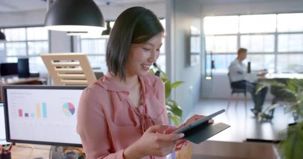 Портрет Щасливої Азіатської Бізнес Леді Використовуючи Планшет Стоїть Офісі Посміхаючись — стокове відео