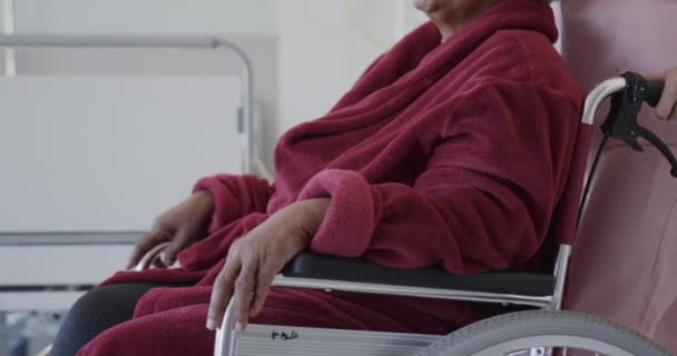 Çeşitli Erkek Doktorlar Hastane Koğuşunda Tekerlekli Sandalyedeki Mutlu Kadın Hastaları — Stok video