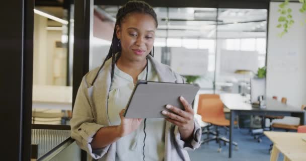 Mutlu Afro Amerikan Günlük Kadını Ofiste Duran Tableti Kullanıyor Ağır — Stok video