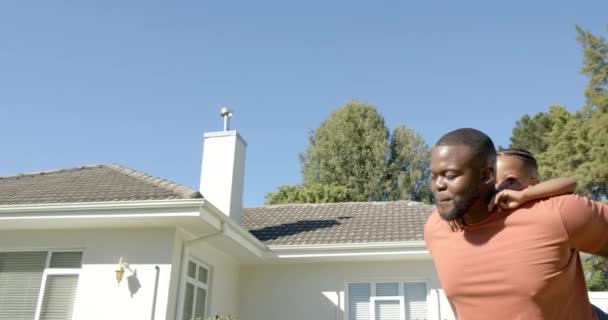 Счастливый Африканский Американец Отец Свинопас Солнечном Саду Замедленной Съемке Лето — стоковое видео