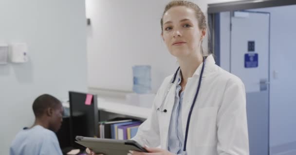 Portret Białej Lekarki Tabletką Uśmiechniętą Recepcji Szpitala Zwolnionym Tempie Usługi — Wideo stockowe