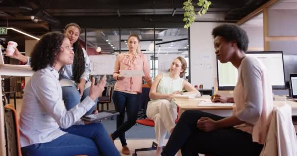 Verscheidene Vrouwelijke Creatievelingen Discussiëren Slow Motion Projecten Het Werk Business — Stockvideo