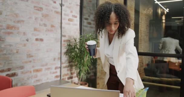 ゆっくりと動きながら 書類を見て机に立ってテイクアウトコーヒーと出産のビジネスマンの女性 ビジネス コミュニケーション オフィス 変更なし — ストック動画