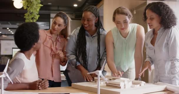 Разнообразная Команда Счастливых Женщин Архитекторов Обсуждают Архитектурную Модель Работе Замедленной — стоковое видео