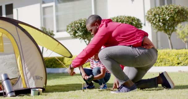 Счастливый Африканский Американец Отец Сын Вместе Разбили Палатку Солнечном Саду — стоковое видео