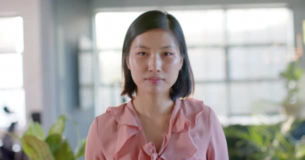 Portret Szczęśliwej Mądrej Swobodnej Azjatyckiej Bizneswoman Biurze Uśmiechniętej Zwolnionym Tempie — Wideo stockowe