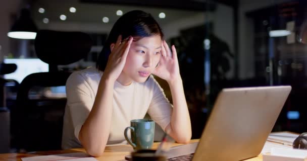 Összpontosított Ázsiai Alkalmi Üzletasszony Kávéval Laptoppal Irodában Éjszaka Lassított Felvétel — Stock videók