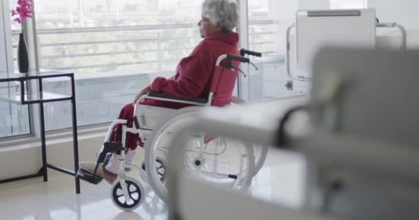 Paziente Anziana Sedia Rotelle Che Guarda Fuori Dalla Finestra Nel — Video Stock