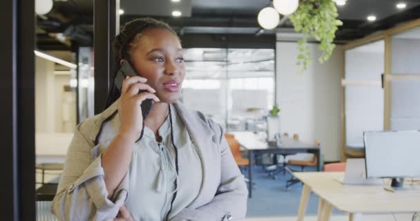 Heureuse Femme Affaires Afro Américaine Occasionnelle Parlant Sur Smartphone Debout — Video