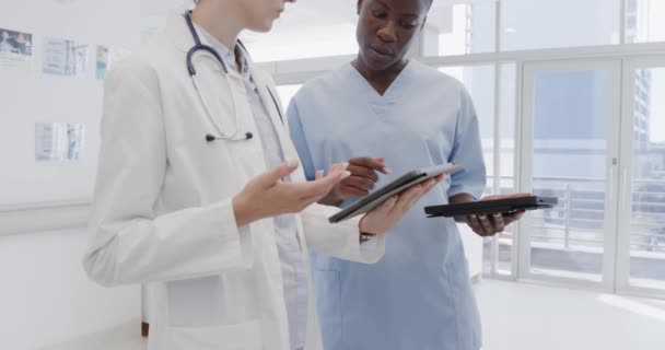 Olika Kvinnliga Läkare Och Sjuksköterska Använder Tabletter Och Diskuterar Sjukhuskorridoren — Stockvideo