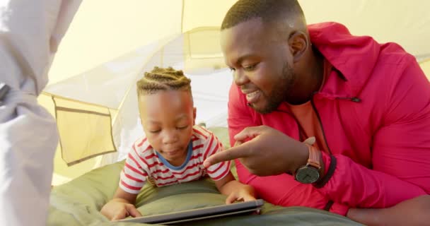 Mutlu Afro Amerikan Baba Oğlu Çadırda Güneşli Bahçede Akıllı Telefon — Stok video