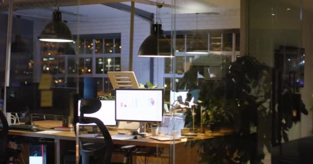 Kontorsinteriör Med Belysning Natten Med Växter Skrivbord Och Datorer Slow — Stockvideo