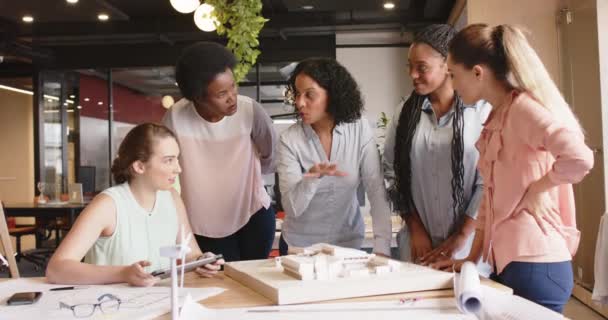 Разнообразная Команда Сфокусированных Женщин Архитекторов Обсуждают Архитектурную Модель Работе Замедленной — стоковое видео