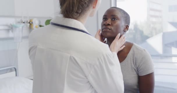 不同的女病人和医生手牵手在医院检查她的脖子 动作缓慢 医疗服务 医院和保健 未加改动 — 图库视频影像