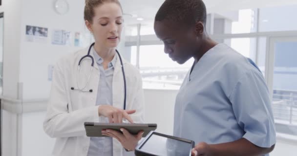 Diverse Vrouwelijke Arts Verpleegkundige Kijken Naar Tabletten Praten Ziekenhuisgang Slow — Stockvideo
