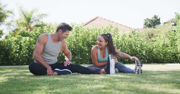 幸せな白人のカップルはヨガをし 日当たりの良い庭でストレッチ スローモーション アクティブなライフスタイル コブラのポーズ 健康と健康 変更なし — ストック動画