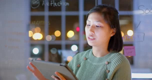 Femme Affaires Asiatique Occasionnelle Utilisant Tablette Présentant Ses Collègues Nuit — Video