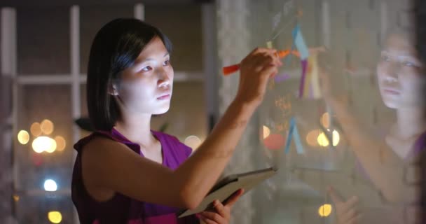아시아에서는 태블릿 브레인스토밍을 사용하여 사무실에서 필기를 아이디어 창의성 일상적 사무실 — 비디오