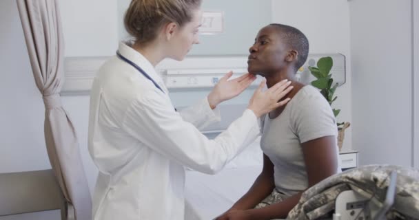 Feliz Mujer Soldado Diversa Paciente Médico Examinando Cuello Uso Tabletas — Vídeos de Stock