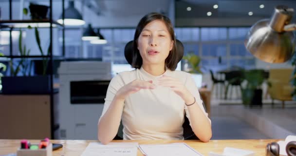 Feliz Asiática Casual Empresária Com Documentos Fazendo Videochamada Trabalhando Até — Vídeo de Stock