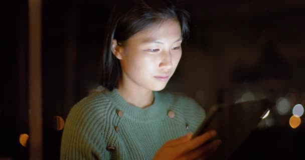 Fatigué Asiatique Occasionnel Femme Affaires Utilisant Tablette Bureau Nuit Ralenti — Video