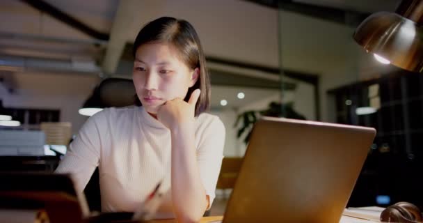 Азиатская Деловая Женщина Сидит Столом Используя Ноутбук Планшет Офисе Замедленной — стоковое видео