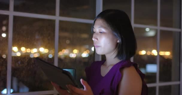 Femme Affaires Asiatique Réfléchie Utilisant Une Tablette Regardant Par Fenêtre — Video
