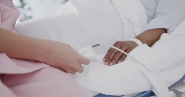 Manos Doctora Diversa Usando Oxímetro Dedo Paciente Mayor Cama Cámara — Vídeos de Stock