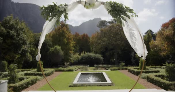 Arco Boda Con Decoraciones Soleado Jardín Verano Con Piscina Cámara — Vídeo de stock