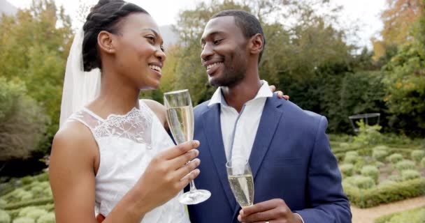 Fröhliche Afrikanisch Amerikanische Frischvermählte Die Mit Champagner Auf Ihre Hochzeit — Stockvideo
