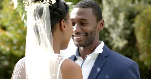 Afrikanisches Paar Lächelt Und Berührt Köpfe Bei Ihrer Hochzeit Sonnigen — Stockvideo