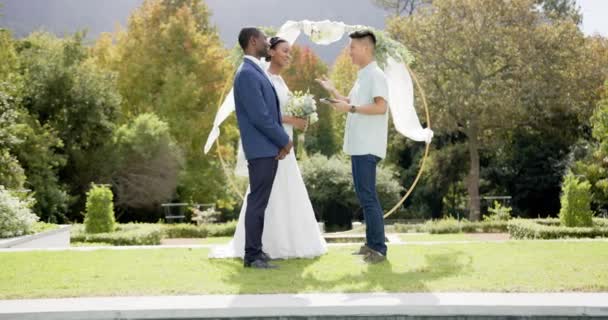 Zweirassiger Mann Bei Der Eheschließung Eines Glücklichen Afrikanisch Amerikanischen Paares — Stockvideo