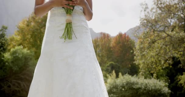 Счастливая Африканская Невеста Гуляющая Букетом Свадьбе Солнечном Саду Замедленная Съемка — стоковое видео