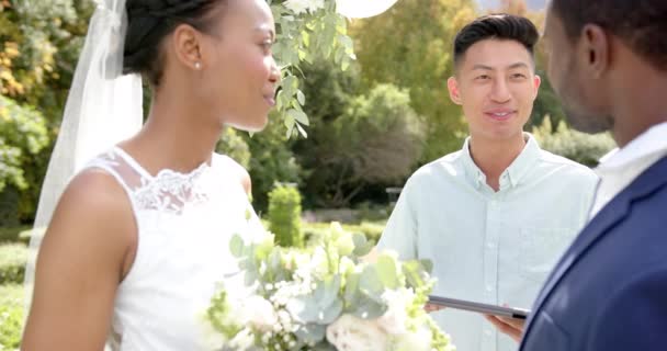 Homme Naissance Officiant Mariage Heureux Couple Afro Américain Dans Jardin — Video