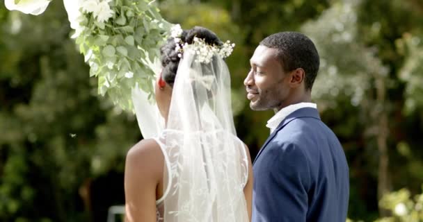 Glückliches Afrikanisch Amerikanisches Paar Lächelt Bei Seiner Trauung Sonnigen Garten — Stockvideo