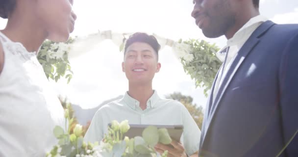 Mutlu Afrikalı Amerikalı Çiftin Evliliğini Ağır Çekimde Güneşli Bahçede Yürüten — Stok video