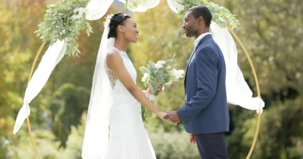Afroamerikanisches Paar Hält Händchen Und Lächelt Bei Seiner Hochzeit Sonnigen — Stockvideo