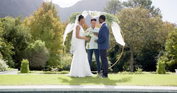 Брак Счастливой Африканской Пары Солнечном Саду Замедленной Съемке Лето Свадьба — стоковое видео