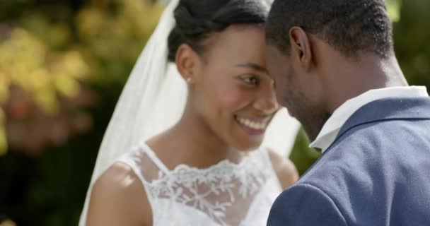 Afrikanisches Paar Lächelt Und Berührt Köpfe Bei Ihrer Hochzeit Sonnigen — Stockvideo