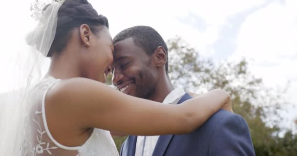 Glückliches Afrikanisch Amerikanisches Brautpaar Beim Tanz Auf Ihrer Hochzeit Garten — Stockvideo