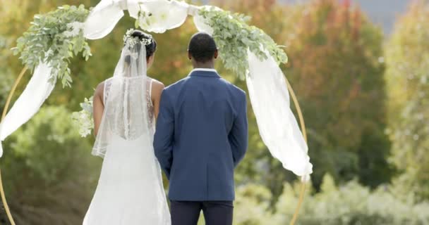 Heureux Couple Afro Américain Embrassant Lors Leur Cérémonie Mariage Dans — Video