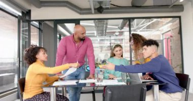 Bir sürü iş adamı ofiste ağır çekimde işi tartışıyor. Küresel iş, takım çalışması ve çalışma.