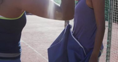 Mutlu çeşitli bayan basketbol takımları yavaş çekimde güneşli sahada antrenman yapıyor. Spor, fitness, sağlık ve açık hava aktiviteleri, değiştirilmemiş.
