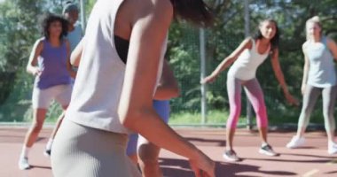 Güneşli sahada erkek koçla ağır çekimde çeşitli bayan basketbol takımları antrenmanınız kutlu olsun. Spor, fitness, sağlık ve açık hava aktiviteleri, değiştirilmemiş.